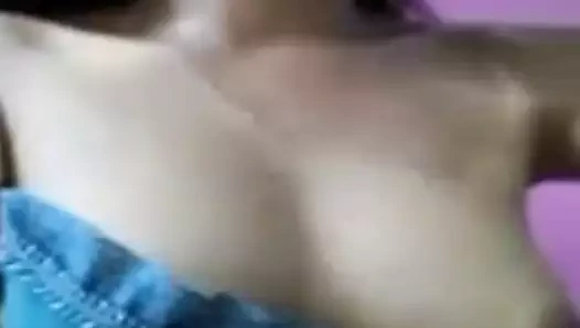 Pinay orta yaşlı seksi kadın bir adamın kamerada boşalmasını sağlıyor