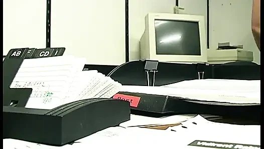 Esmer sürtük onun için mastürbasyon yapıyor
