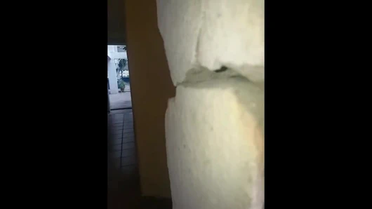 Komşumdan, kutsal parkın banyolarında mastürbasyon yaptığını, inlediğini duyduğumu, ne kadar lezzetli olduğunu keşfediyorum