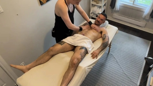 Çapraz kankam masaj terapisti ile masaj sırasında partnerini aldatıyor.