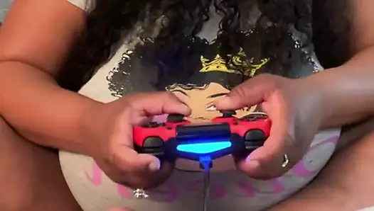 Siyah güzellik ve göğüsleri video oyunları oynuyor