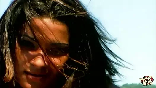 Azgın bir çift herkesin görmesi için açıkta sikişiyor ile klasik tatil sahnesi