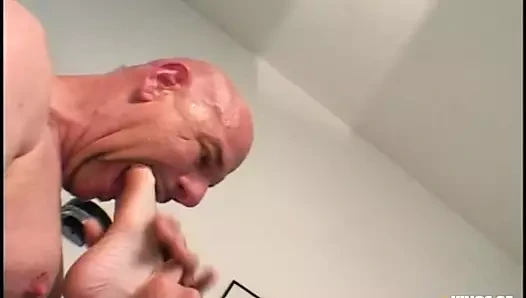 Ateşli hatun küvette ve yatakta yaşlı adam tarafından amını tıraş ediyor ve sikiyor