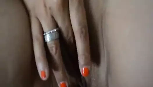 elle caresse sa chatte toute trempee