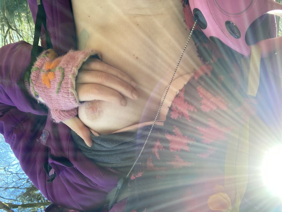 Azgın üvey milf, popüler bir turist parkurunda kıllarıyla oynamak için yardımcısını yürürken pantolonunu indiriyor