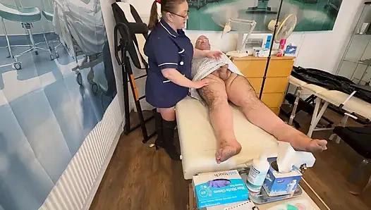 Bölüm 2: Bay Hughes küçük penisine yardım etmek için uzmanı matron satana'ya gidiyor