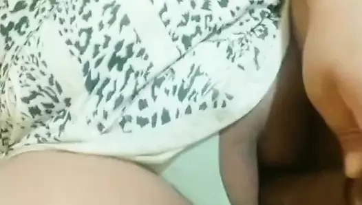 Beni götüme bir parmak sokarken buluyorlar ve coom çok fişiyor