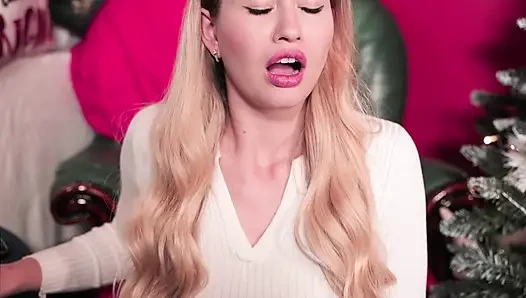 Stella Cardo eliyle külotuyla dans ediyor