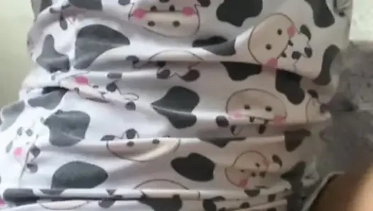 Eve meme uçlarım dik olarak geldi, beni okşuyor! Gerçek ev yapımı video