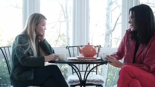 Büyük memeli üvey anne 19 yaşındaki üvey oğlu onunla zaman geçirmek istediğinde şaşırıyor - momswap