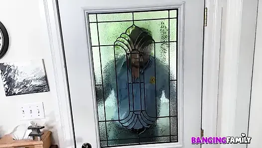 Üvey anne üvey oğlu ve polis tarafından dolduruldu