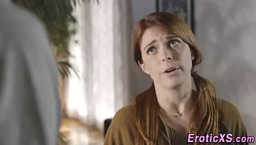 Büyük memeli kızıl saçlının ağzına boşalıyor