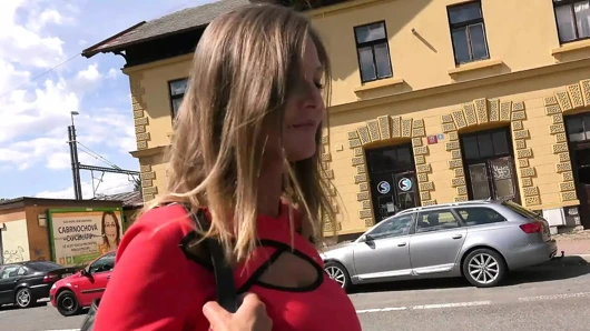 Çek sokakları - büyük memeli orta yaşlı seksi kadın Denisa