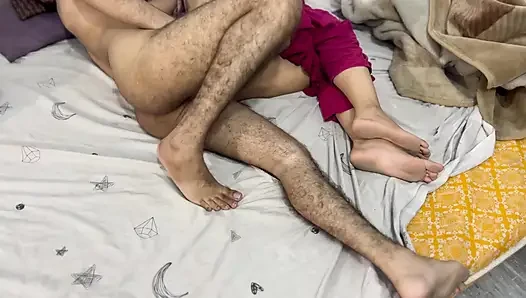 İç mekanda güzel bir akşam iki Hintli yetişkin için unutulmaz bir deneyime dönüşüyor (18+)