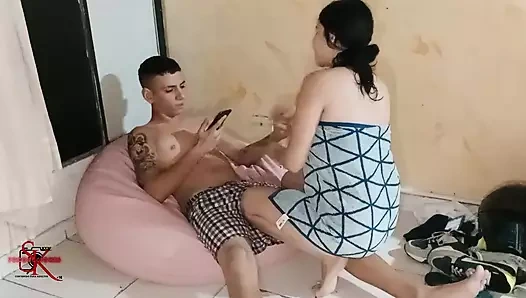 Üvey kız kardeşim sikilene kadar beni baştan çıkarıyor