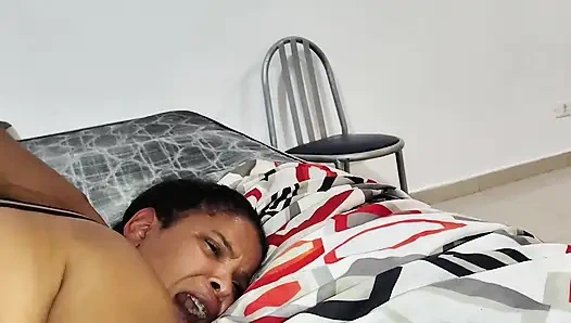 Siyah Brezilyalı, erkek arkadaşının erkek kardeşiyle sert sikişiyor