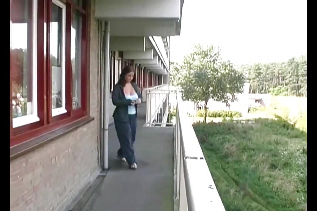 Tombul bebek ağzına boşalıyor ve sikiliyor