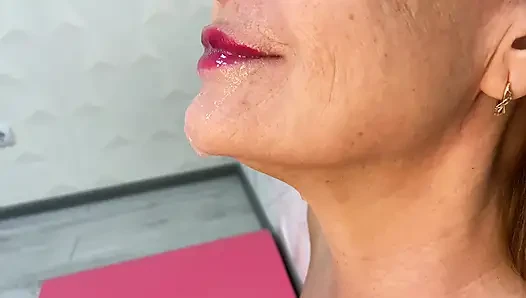 Orta yaşlı seksi kadın zonklayan yarağı emiyor ve ağzına boşalıyor