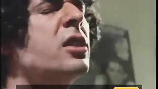 Sürtük iki adam tarafından sikiliyor ve dölleniyor nostaljik porno üçlü seks