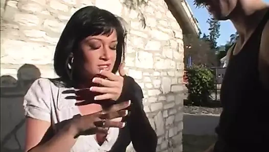 Ünlü porno yıldızı orta yaşlı seksi kadın duvar deliğinde yarak emiyor