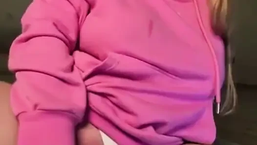 Jucielussie büyük dildoyla sikişirken boşalıyor