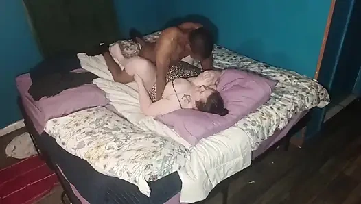 O şişman amcığı iyi sikiyor