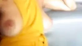 Bir Afrikalı bayan kamuda onu kedi gösteriyor