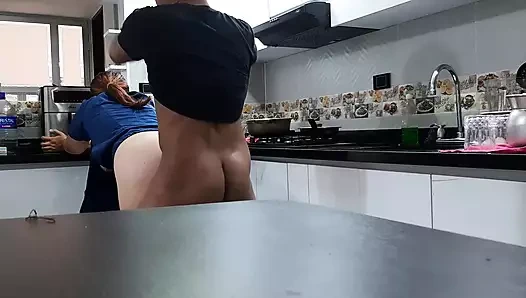 Çalışanını mutfakta sikişmeye ikna ediyorum. bölüm 2