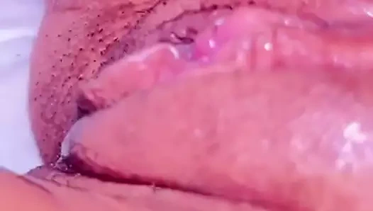 En güzel ve mükemmel amcık, küçük, sıkı ve pembe boşalana kadar emiliyor