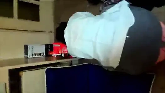 Küçük oda - giysili büyük popo