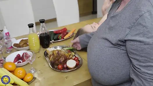 Kıllı olgun iri güzel üvey anneler küçük minyon üvey kızları Kira Stone'ı lezbiyen arkadaşlarıyla paylaşıyor