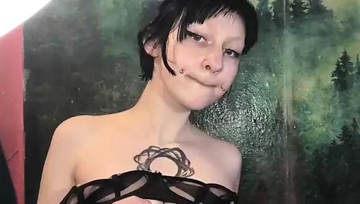 Bakire amcığıyla ilk kez oynuyor ve büyük bir dildoyla sikişiyor