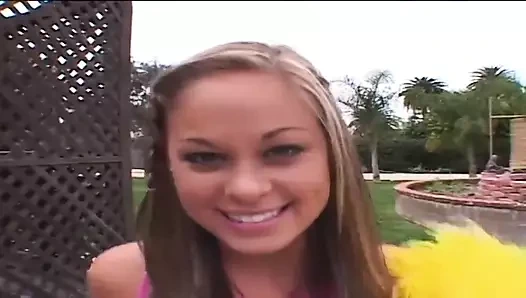 Seksi bronzlaşmış sarışın yüzüne fışkırtana kadar uzun sert bir yarağa biniyor