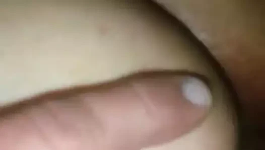 Kiz Kocasinin Yaninda Takma Yarakla Kiz Arkasini Sikiyor