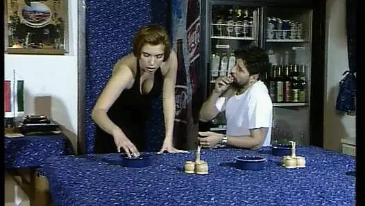Büyük memeli Alman sürtük barda sikiliyor