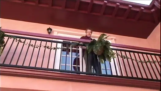 Sürtük sarışın bahçede büyük sert bir yarak emiyor