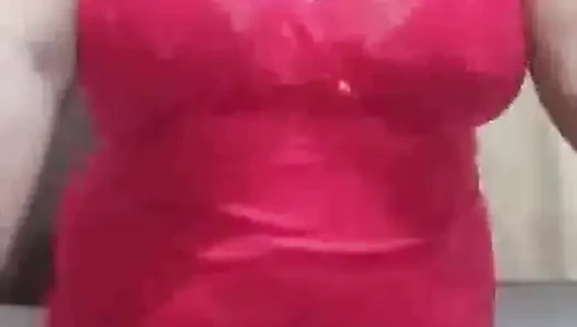 Gel ve iç çamaşırımı çıkarmamı ve seksi gecelikimi büyük kıvrımlı tombul bir zevkle takmamı izle