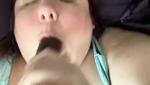 Şişman sürtük büyük zenci yarağıyla ağzına alıyor