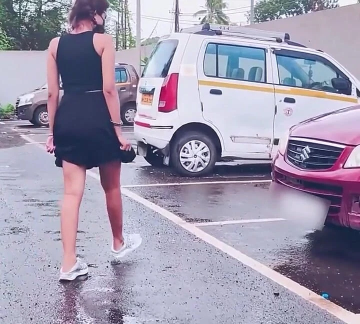 Непознат пръска върху автомобилна гума, пръстене и пръскане на пътя и плесница по дупето