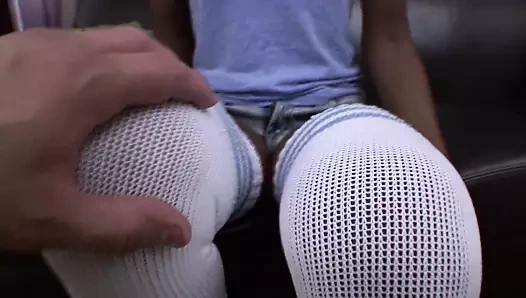 Taylor siyah amını ovuyor, sonra yüze boşalma için yarak emiyor