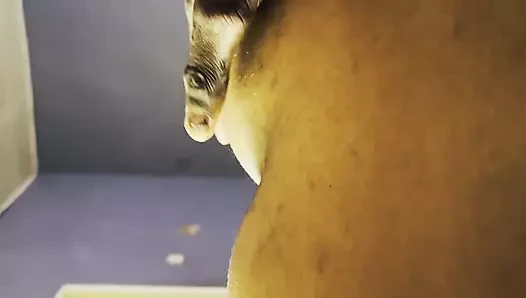 Büyük götlü azgın seks kızı orgazm için sert domaltarak sikişiyor