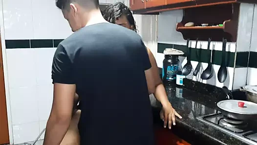 Bütün sikimi yiyor, üvey annem bir uzman!