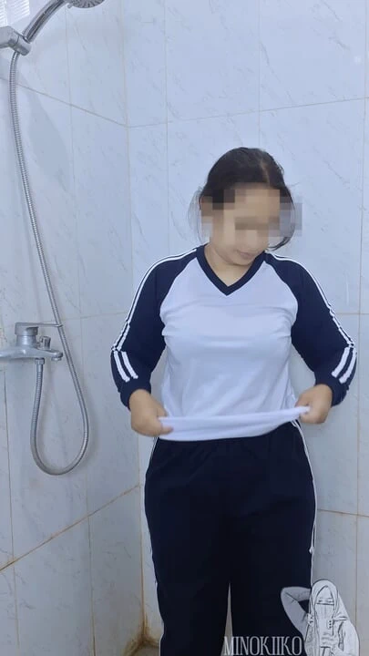 Asyalı tesettürlü kız şeker babasıyla gecenin tadını çıkarmadan önce duş alıyor ve tıraş oluyor - minokiiko