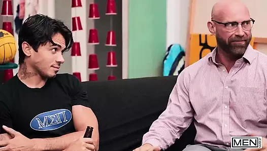 Erkekler - Killian Knox, büyük dölünü yüzüne atmadan önce Kyle'ı misyonerde sert sikiyor