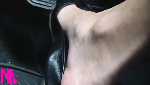 Barefeet'te siyah deri dairelerde canlanıp araba sürüyor