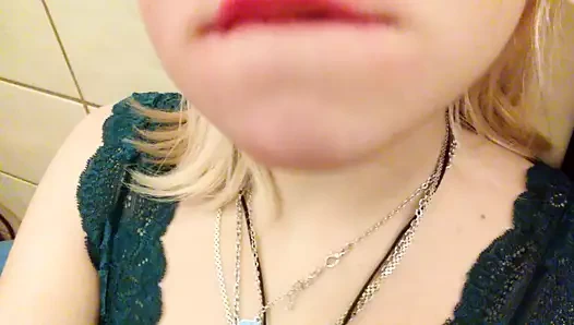 Çıplak güzel göğüslerimi ve yumuşak dokunuşlarımı evde gösteriyorum. yakın çekim