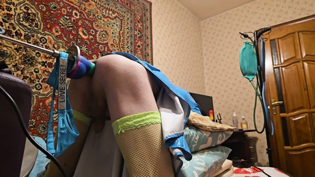 Makineyle sert ve hızlı anal sikişten sonra gökkuşağı rengi büyük dildo ile mahvolmuş göt ve açıklık