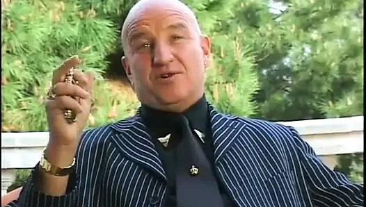 Seksi sürtükler bir adamı büyük yarakla paylaşıyor ve sikişten sonra havuzun yanında döl yutuyor