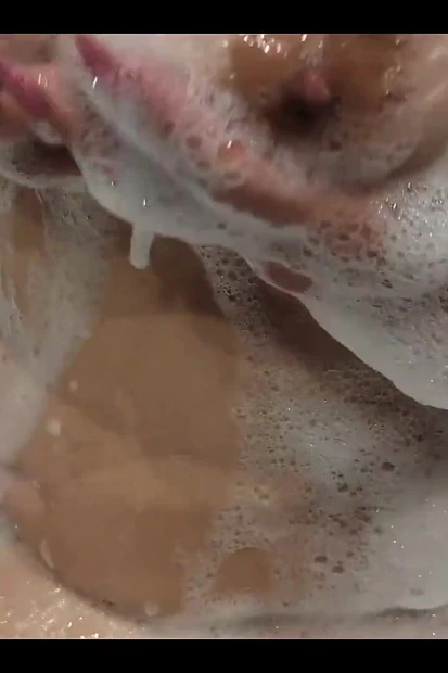 Горячая сводная сестра с большими сиськами в ванной играет с телом. Идеальные сиськи и тугая киска в видео от первого лица