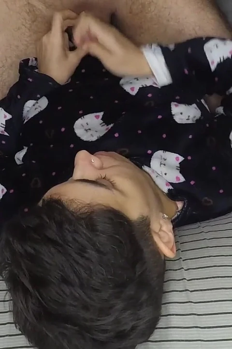 Дрочка и полный рот спермы перед сном